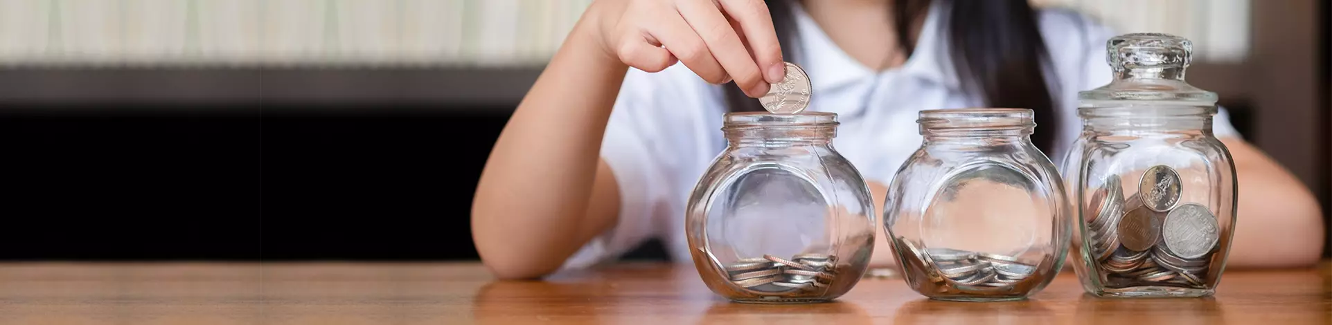 Visuel principal de l'article Plusieurs PEA - Jeune femme économisant - Getty Images - Veerasakpiyawatanakul